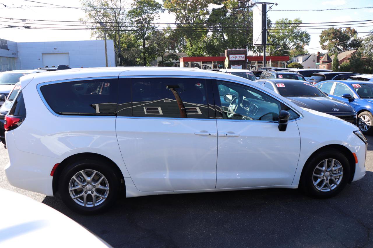 Used 2027 Chrysler Pacifica Select FWD image 6