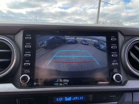 Used 2022 Toyota Tacoma TRD Off-Road image 17