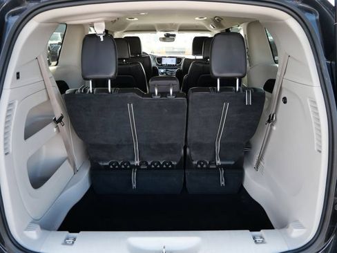 Used 2023 Chrysler Pacifica Touring-L FWD image 6