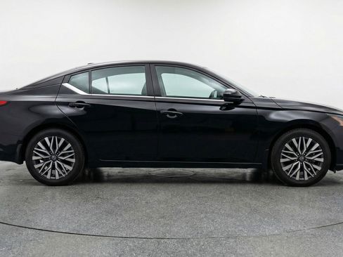 Used 2025 Nissan Altima 2.5 SV image 11