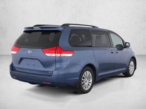 Used 2014 Toyota Sienna XLE w/ Preferred Accessory Package FWD image 7
