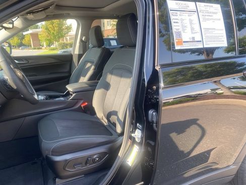 Used 2023 Jeep Grand Cherokee Laredo w/ Luxury Tech Group I AWD/4WD image 16