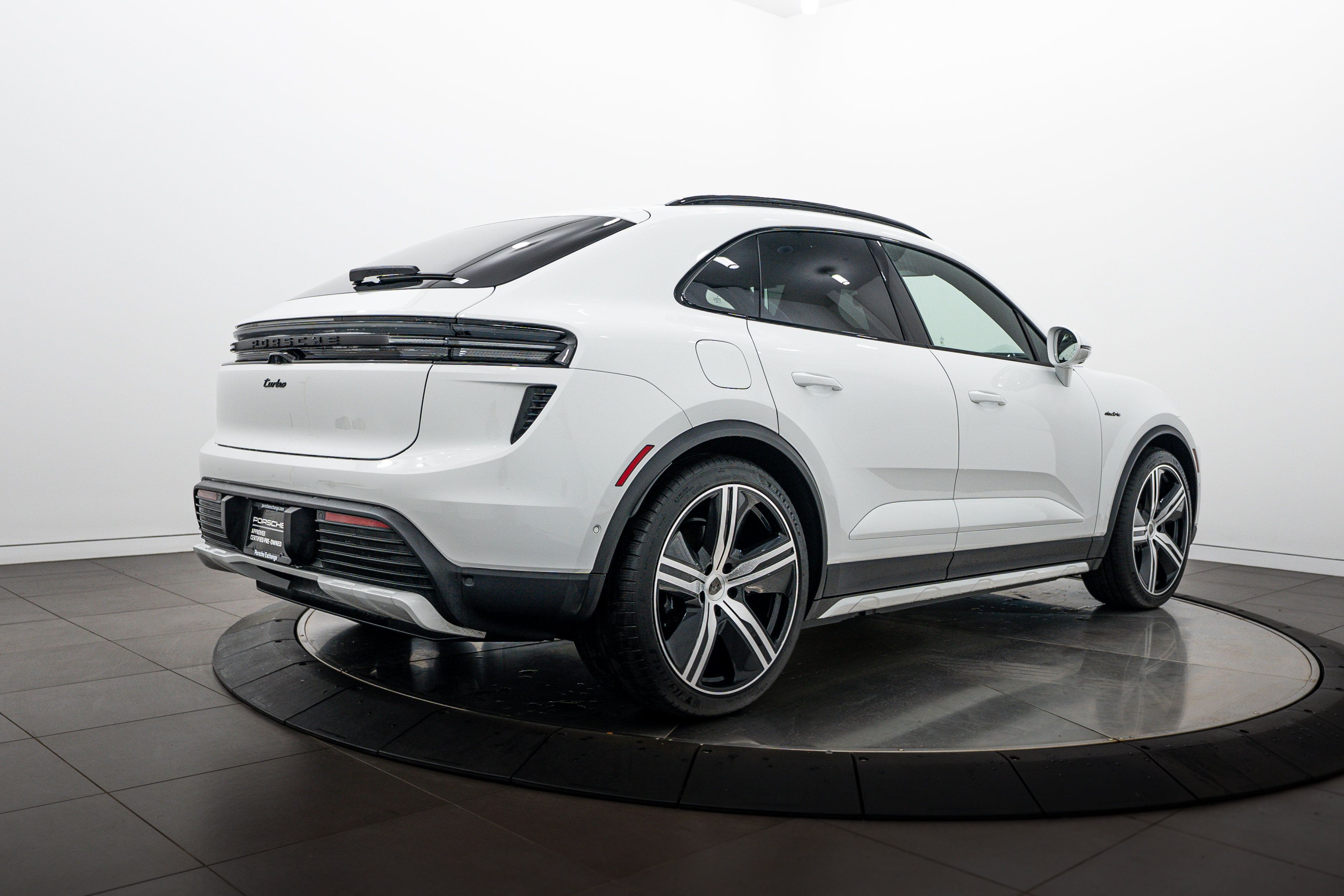 Certified 2025 Porsche Macan Turbo Electric AWD/4WD image 7
