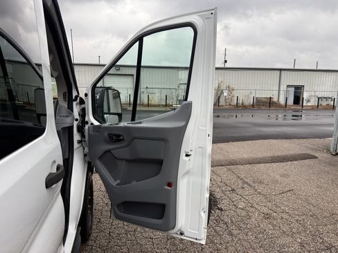 Used 2018 Ford Transit 150 XLT image 8