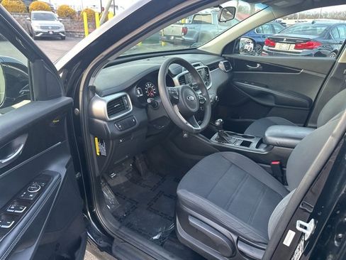 Used 2017 Kia Sorento LX image 9
