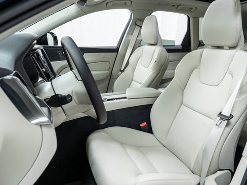 New 2025 Volvo XC60 B5 Core w/ Protection Package Premier image 13