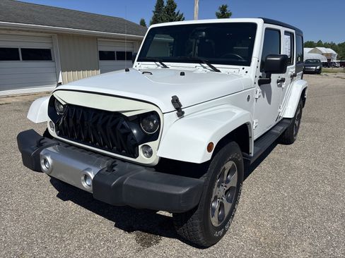 Used 2017 Jeep Wrangler Unlimited Sahara w/ Connectivity Group AWD/4WD image 13