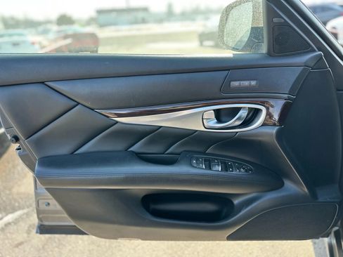 Used 2017 INFINITI Q70 3.7 w/ Technology Package image 19