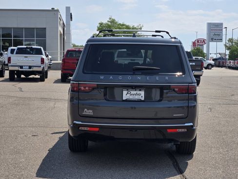 Certified 2023 Jeep Wagoneer Series III w/ Premium Group I AWD/4WD image 4
