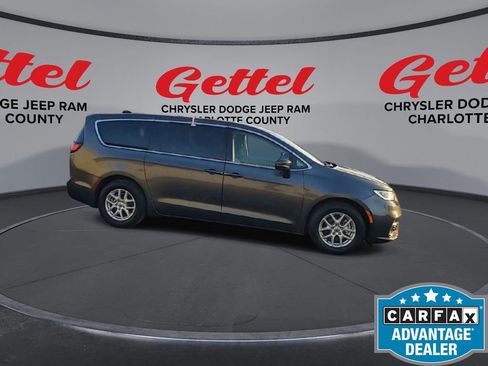 Used 2023 Chrysler Pacifica Touring-L image 10