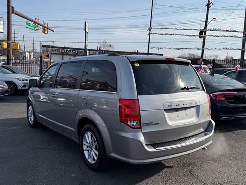 Used 2018 Dodge Grand Caravan SXT image 3