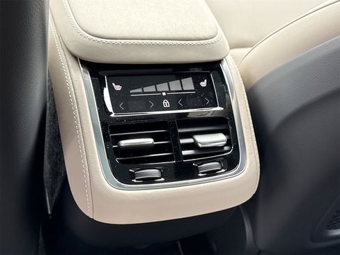 New 2026 Volvo XC90 B6 Plus w/ Protection Package Premier image 17