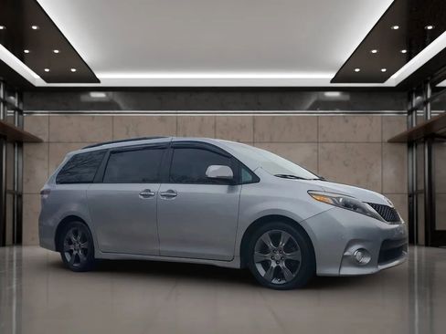 Used 2016 Toyota Sienna SE Premium image 2