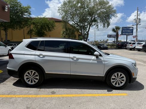 Used 2018 Volkswagen Tiguan SE w/ Panoramic Sunroof Package image 4