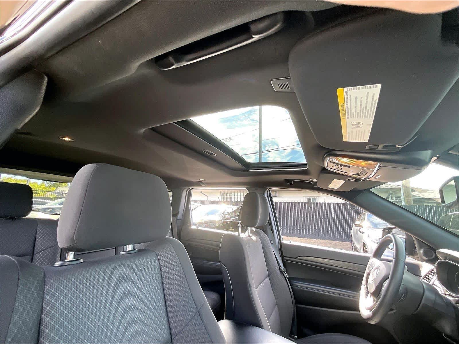 Used 2019 Jeep Grand Cherokee Laredo AWD/4WD image 25