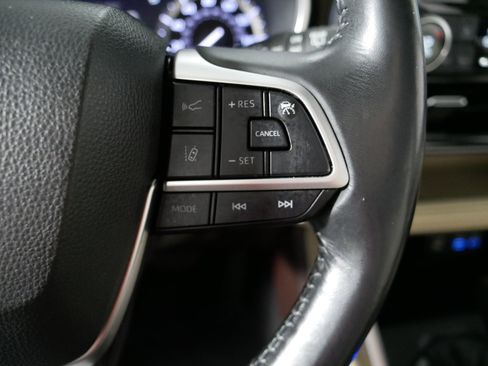 Used 2022 Toyota Highlander XLE AWD/4WD image 28