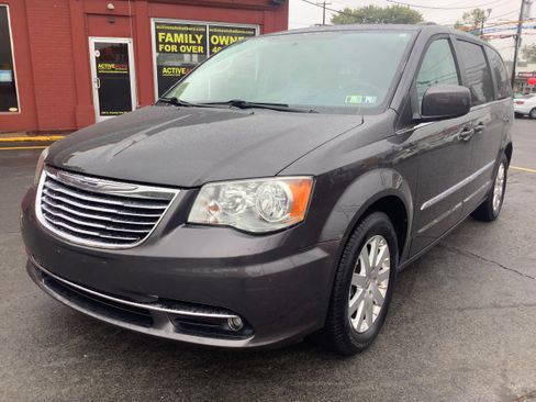 Used 2015 Chrysler Town & Country Touring image 3