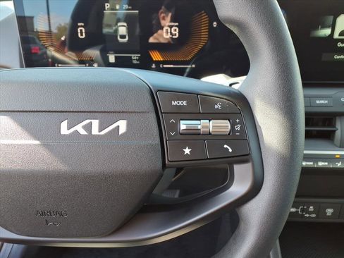 Used 2025 Kia K4 LXS image 21