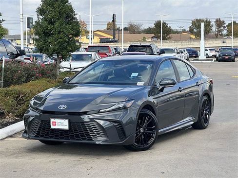 Certified 2025 Toyota Camry SE image 2