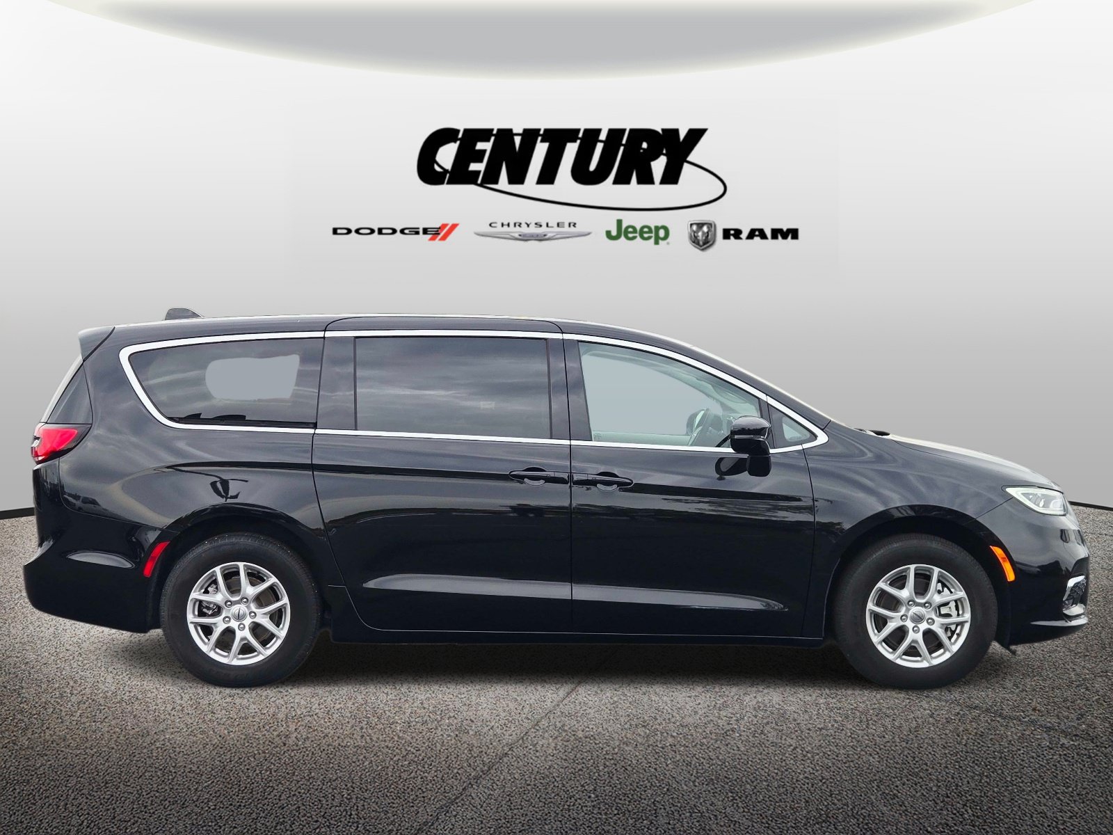 Used 2024 Chrysler Pacifica Touring-L FWD image 2