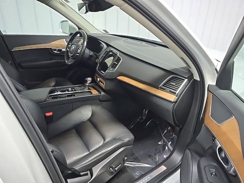 Used 2022 Volvo XC90 T6 Momentum w/ Climate Package image 16