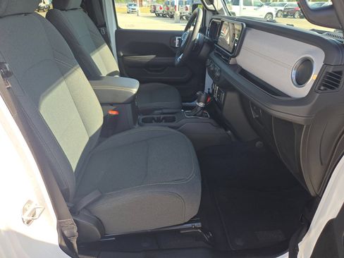 Used 2025 Jeep Wrangler Unlimited Sahara AWD/4WD image 26