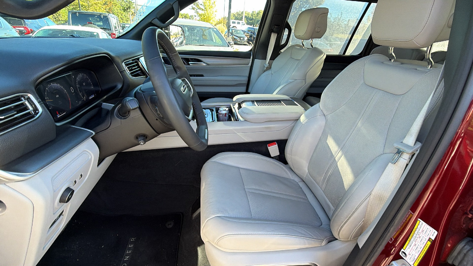 Used 2025 Jeep Wagoneer 4WD w/ Premium Group I image 17