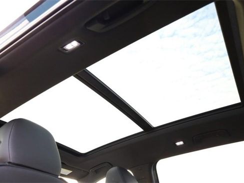 New 2025 Volkswagen Tiguan SE R-Line image 10