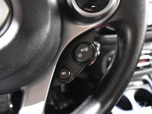 Used 2016 smart fortwo pure RWD image 13