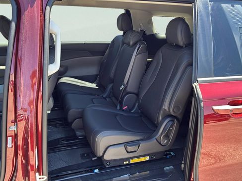 New 2026 Kia Carnival EX FWD image 25