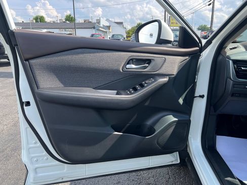 Used 2022 Nissan Rogue SV AWD/4WD image 14