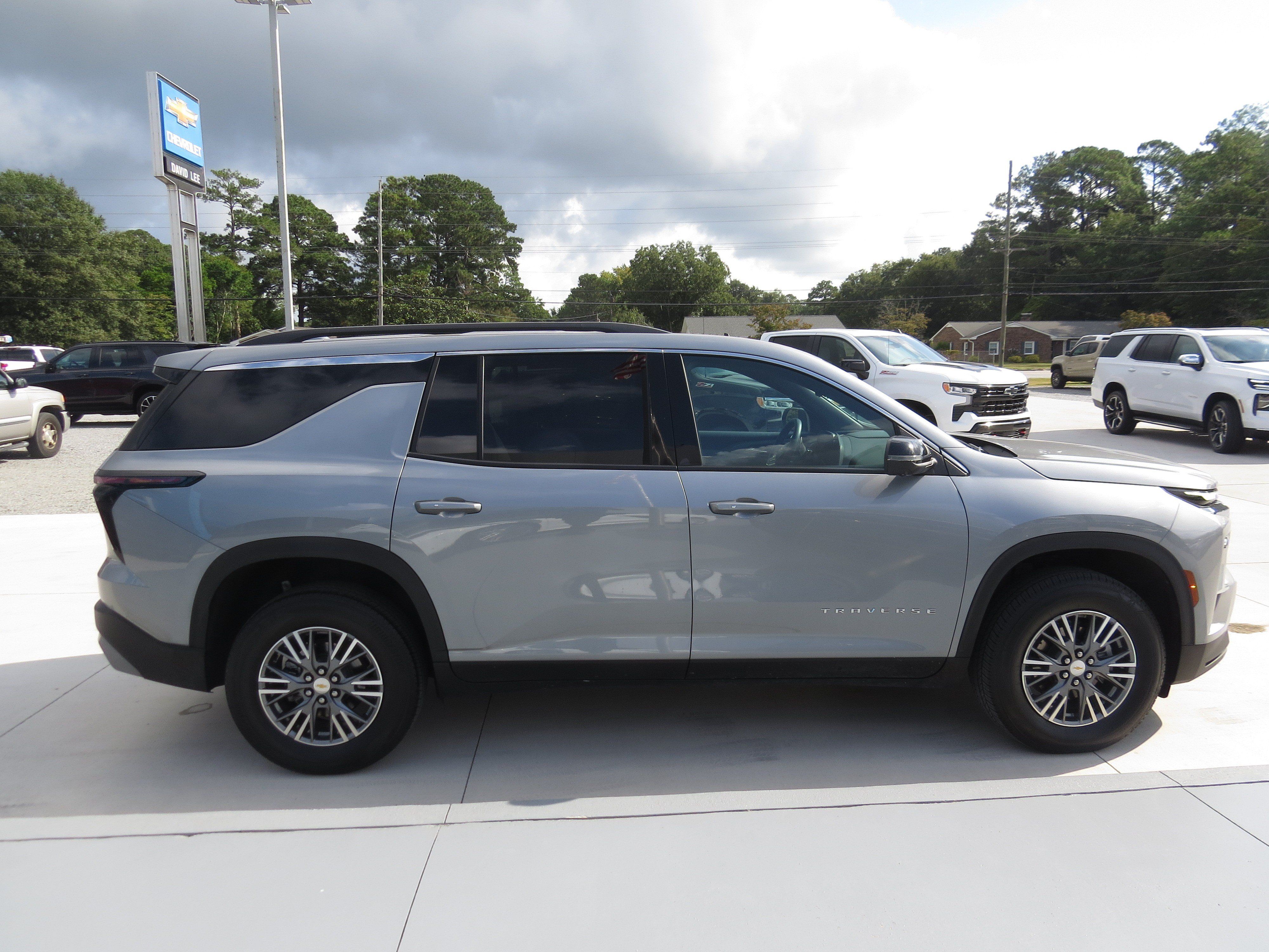 Used 2026 Chevrolet Traverse LT w/ Driver Confidence Package FWD image 4