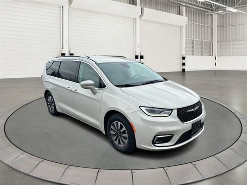 Used 2021 Chrysler Pacifica Touring-L image 7