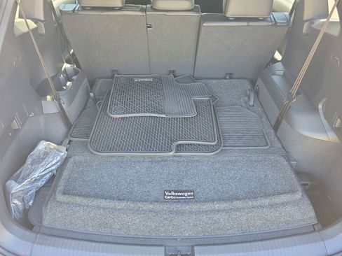 Used 2022 Volkswagen Tiguan SE R-Line image 8