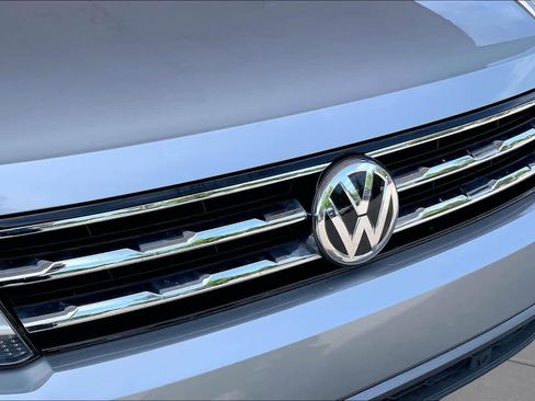 Used 2021 Volkswagen Tiguan SEL FWD image 32