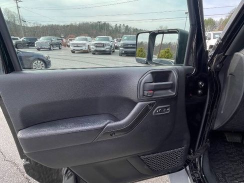 Used 2017 Jeep Wrangler Unlimited Sahara image 15