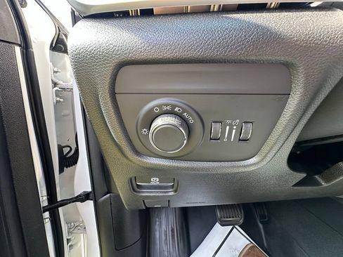 Used 2023 Jeep Grand Cherokee Altitude AWD/4WD image 15