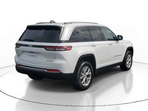 Used 2022 Jeep Grand Cherokee Limited w/ Trailer Tow Prep Group (B) AWD/4WD image 4