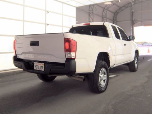 Used 2017 Toyota Tacoma SR RWD image 4