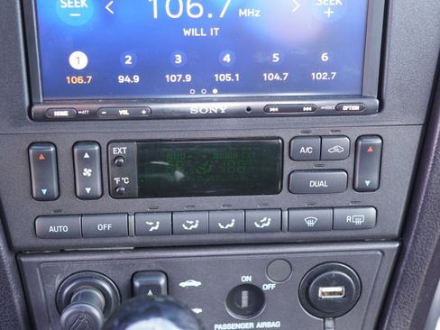 Used 2004 Ford Thunderbird image 39