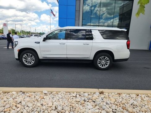 Used 2021 GMC Yukon XL SLT w/ SLT Premium Package AWD/4WD image 2