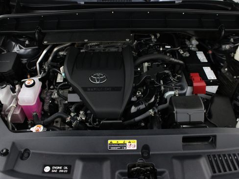 Used 2025 Toyota Highlander LE AWD/4WD image 38