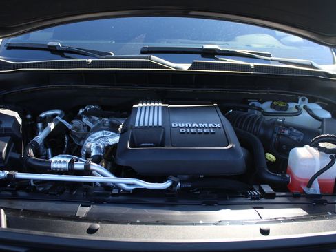 Used 2023 Chevrolet Suburban Premier image 24