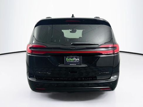 Used 2025 Chrysler Pacifica Limited FWD image 7
