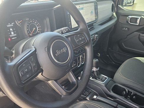 Used 2025 Jeep Gladiator Sport AWD/4WD image 17