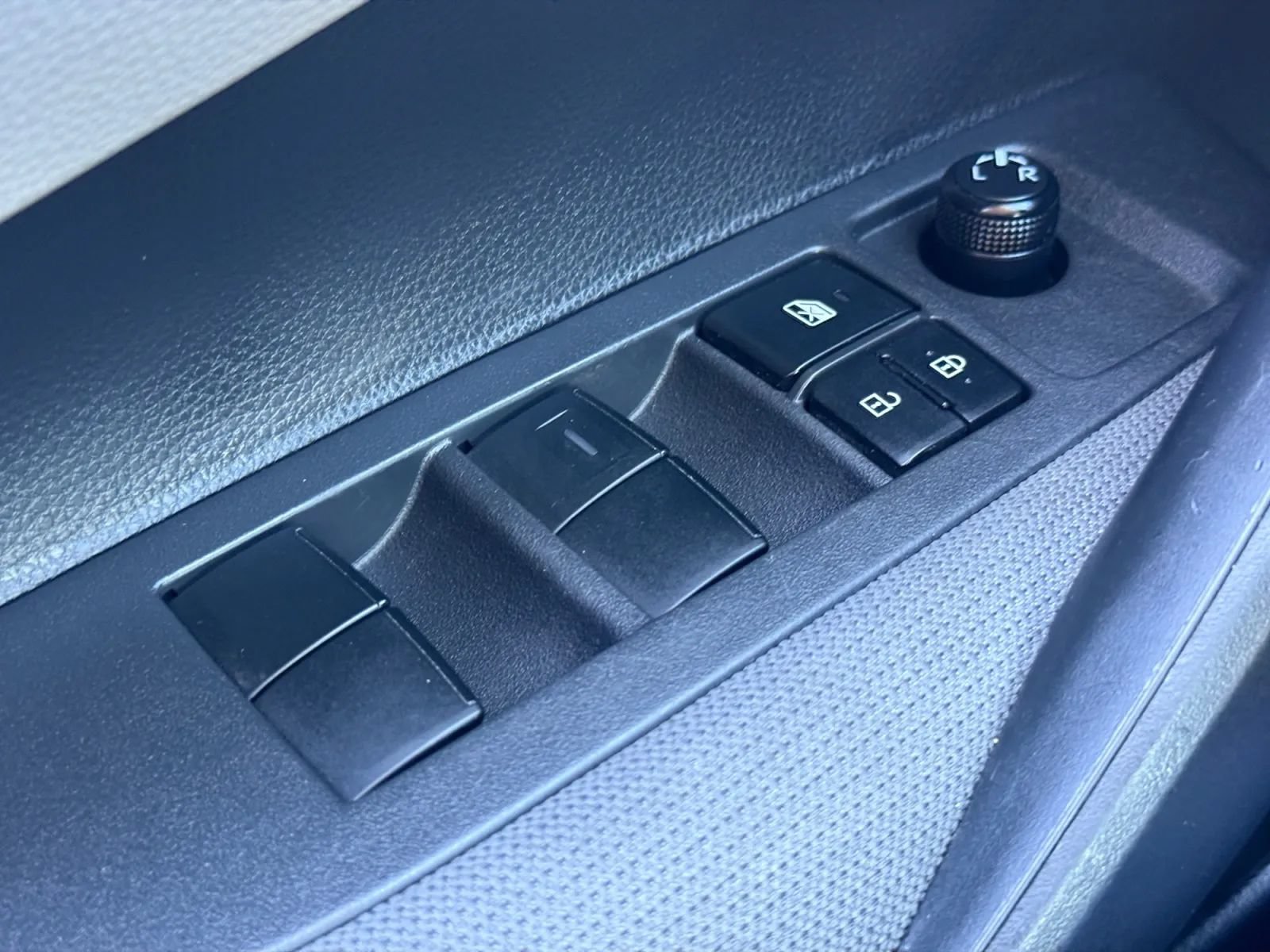 Used 2020 Toyota Corolla LE FWD image 40