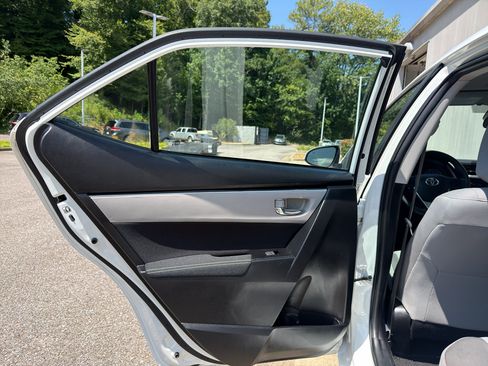 Used 2019 Toyota Corolla LE FWD image 12