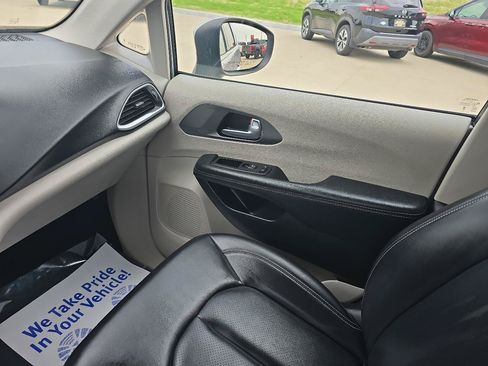 Used 2023 Chrysler Pacifica Touring-L FWD image 36