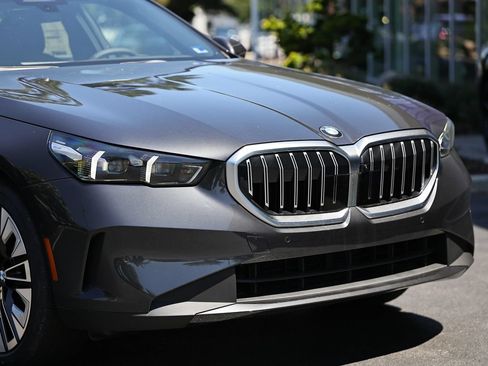 New 2027 BMW 530i w/ Premium Package RWD image 2