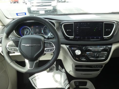 Used 2024 Chrysler Pacifica Touring-L FWD image 8